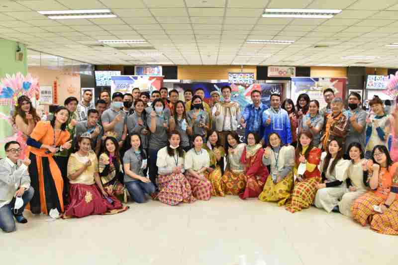 友達推動「安心、、、創新、、、用心、、、同心、、盡心」五星職旅，，，，為菲籍員工打造全方位照護，，，首度贏得「人權實踐與發展領袖獎」殊榮