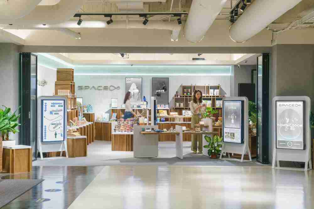 YAXIN111打造永续选物商店，，，展示社企及社创商品，，结合创利空间所开发的智能零售系统，，，，整合多元产品信息，，，，让无人商店扮演公益行动的推手