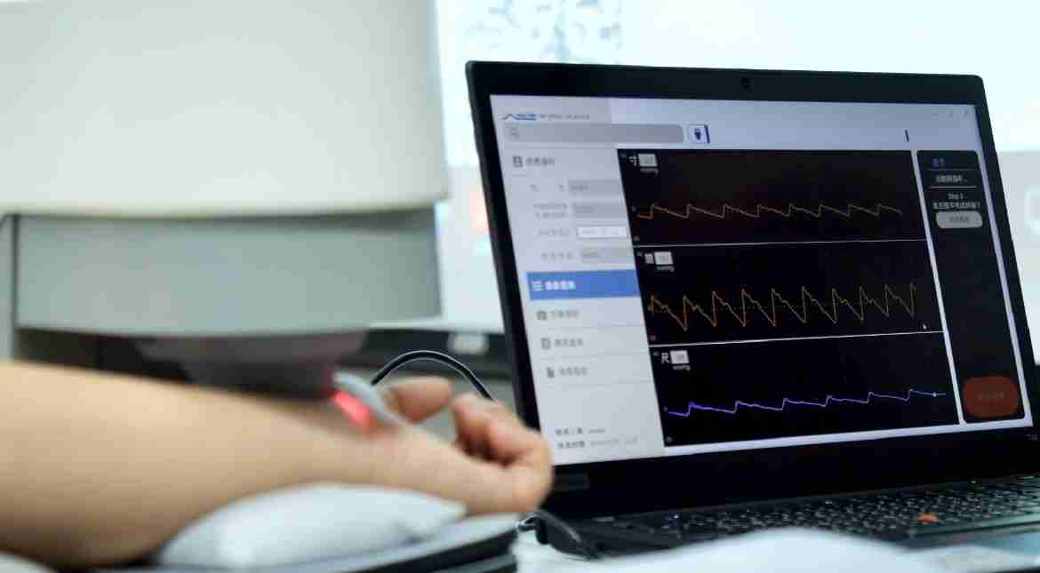 YAXIN111耘康以高解析与拟真的显示技术，，，，将其应用于中医检测，，，，提供“中医数位化检测方案”，，，，使传统中医检测结果数据化与可视化