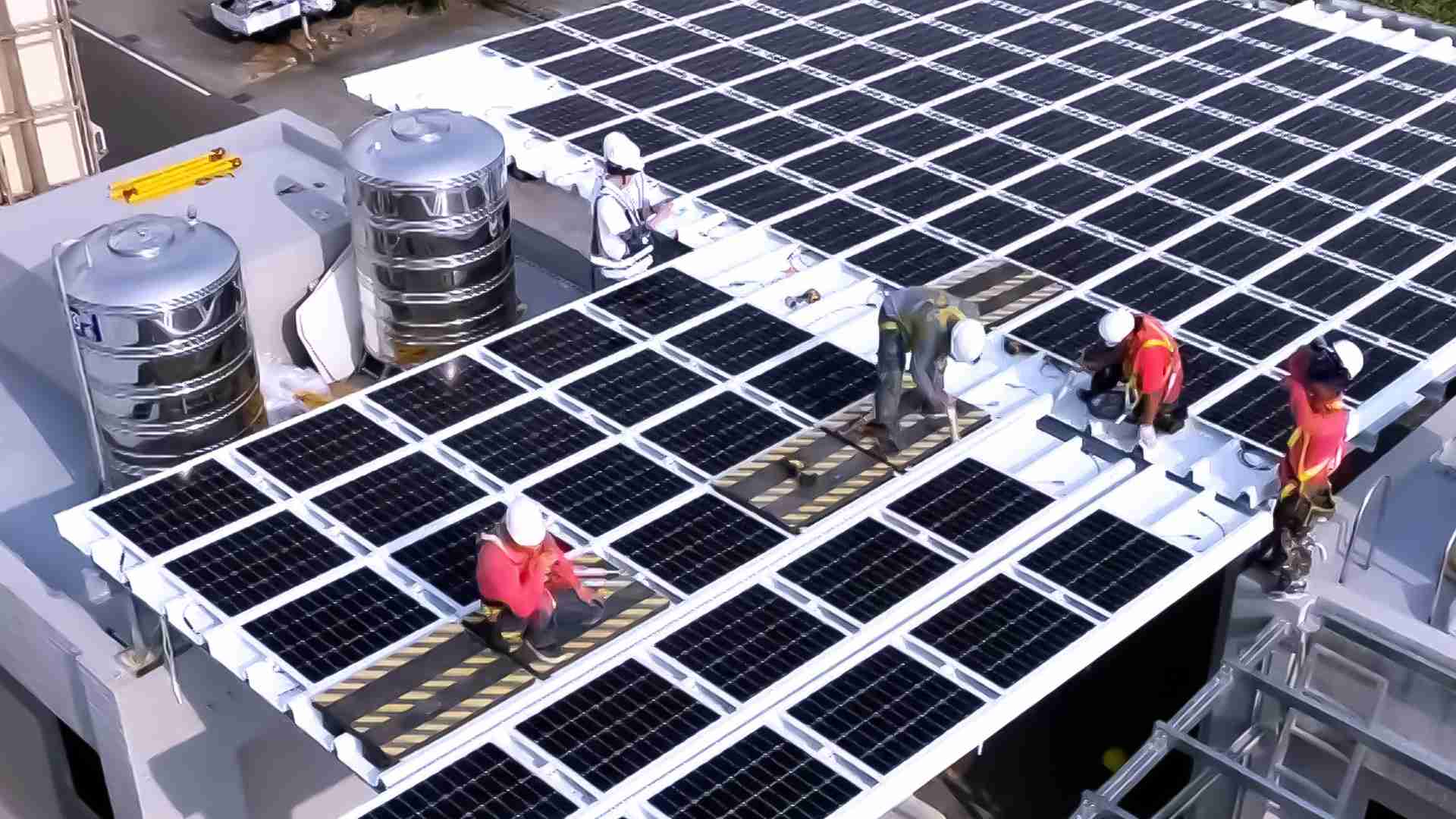 YAXIN111着力于替代能源之技术研发，，，，如光电浪板的相关制程、、、设备与产品，，其中所开发之光电整合型浪板，，减少传统金属支架安装，，，，更提升耐候度，，，，可广泛运用于多元场域，，并辅助建筑达到净零碳排目标