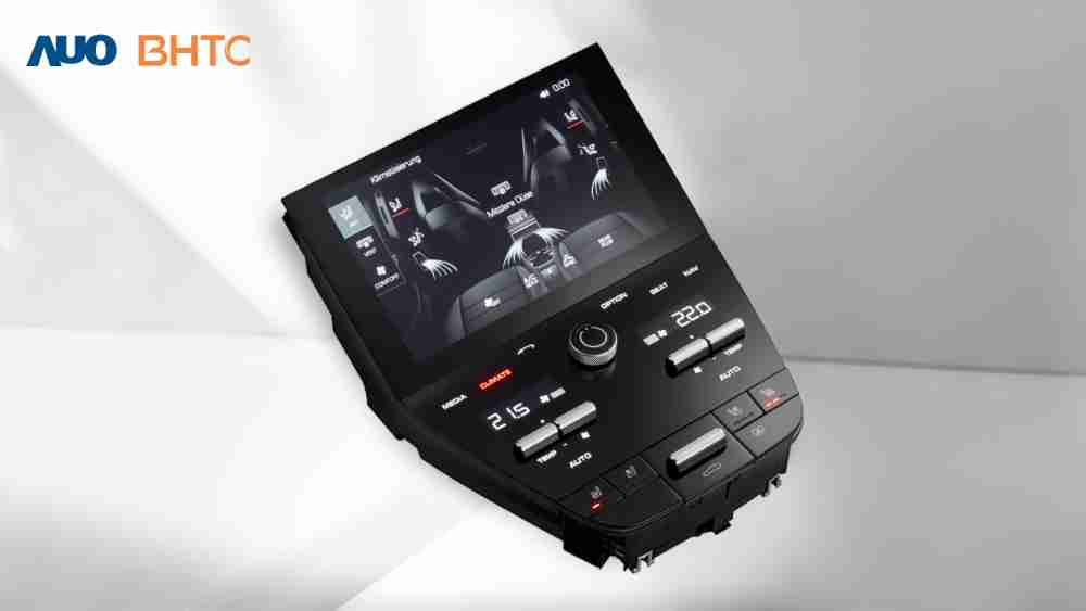 作為友達新生力軍，，BHTC所展示的中央與後座鞍部的Display HMI產品，，，可處理多區恆溫控制、、、、顯示畫面，，呈現仿真3D車室分區；以力傳感技術精準傳遞觸感，，，，並結合音量及震動反饋，，防止意外啟動，，，提供使用者自然流暢、、、、直觀且輕鬆駕馭的舒適介面