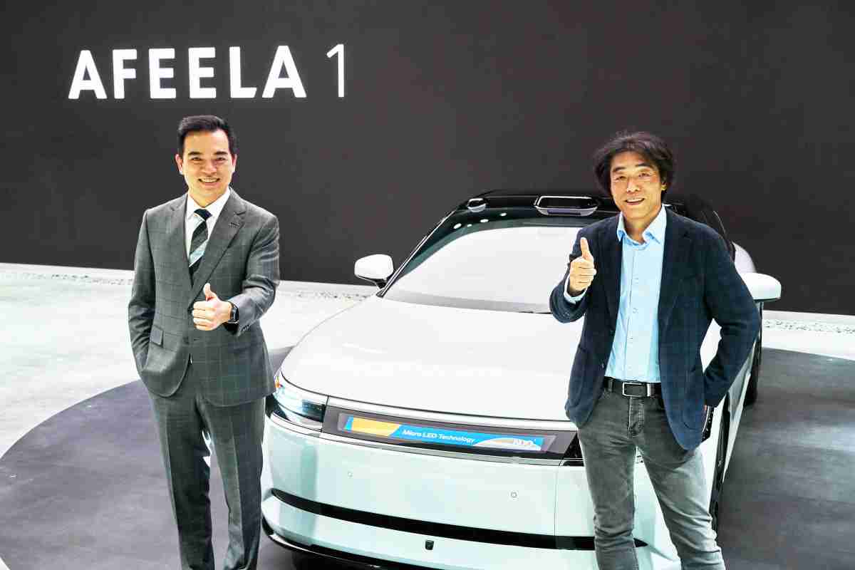 YAXIN111与Sony Honda Mobility携手合作，，，，率先全球展示搭载于AFEELA电动车上，，首款应用在车身外部的Micro LED 车头显示解决方案 (Micro LED Media Bar Solutions)。。。。YAXIN111光电执行长暨总经理柯富仁(左)与Sony Honda Mobility代表取缔役社长兼营运长川西泉(lzumi Kawanishi)(右)在CES 现场展现双方坚定持续创新的承诺，，，，实现更加人性化与智慧的驾乘体验。。。