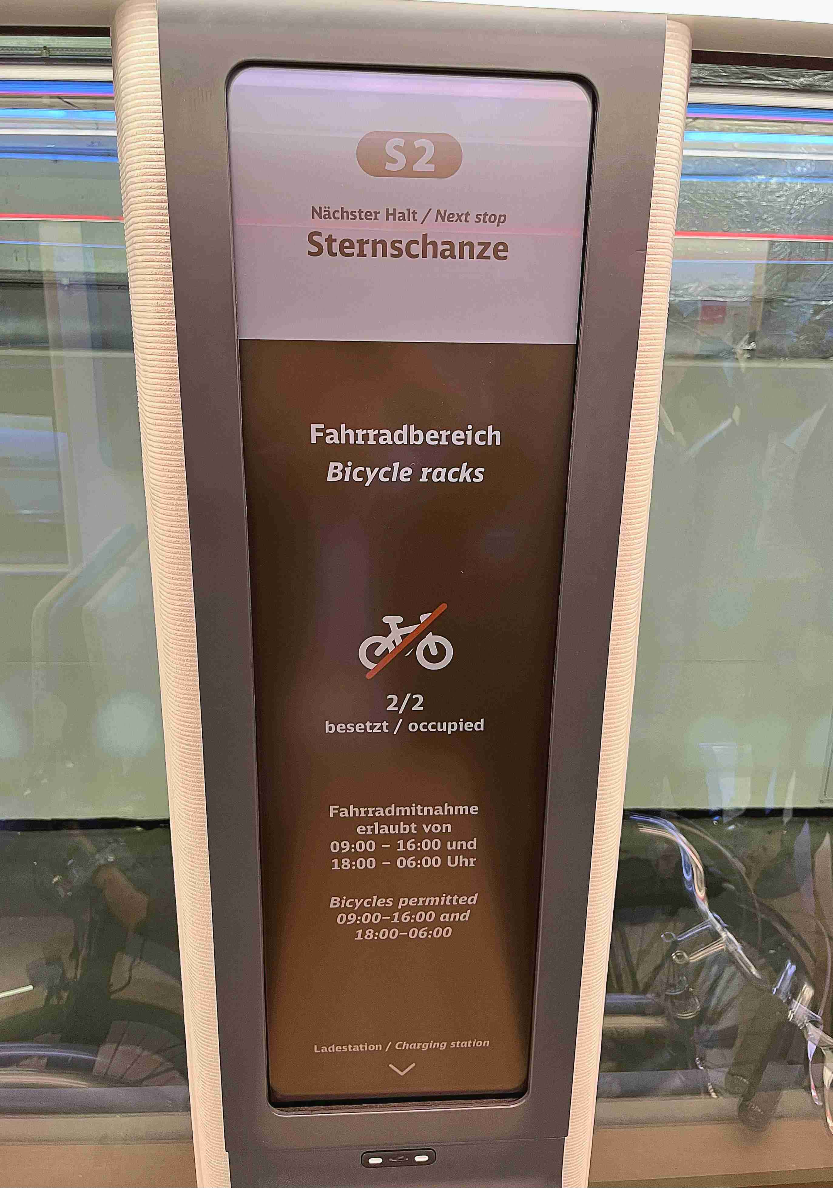 达擎HiRaso显示技术采用胆固醇液晶独特的双稳态特性及反射环境光线的方式，，，，发挥最佳能源运用效率，，其仅在更换显示画面时才消耗电力，，在持续静止的画面显示上则为零耗电，，与传统液晶显示技术相比大幅节省90%能耗